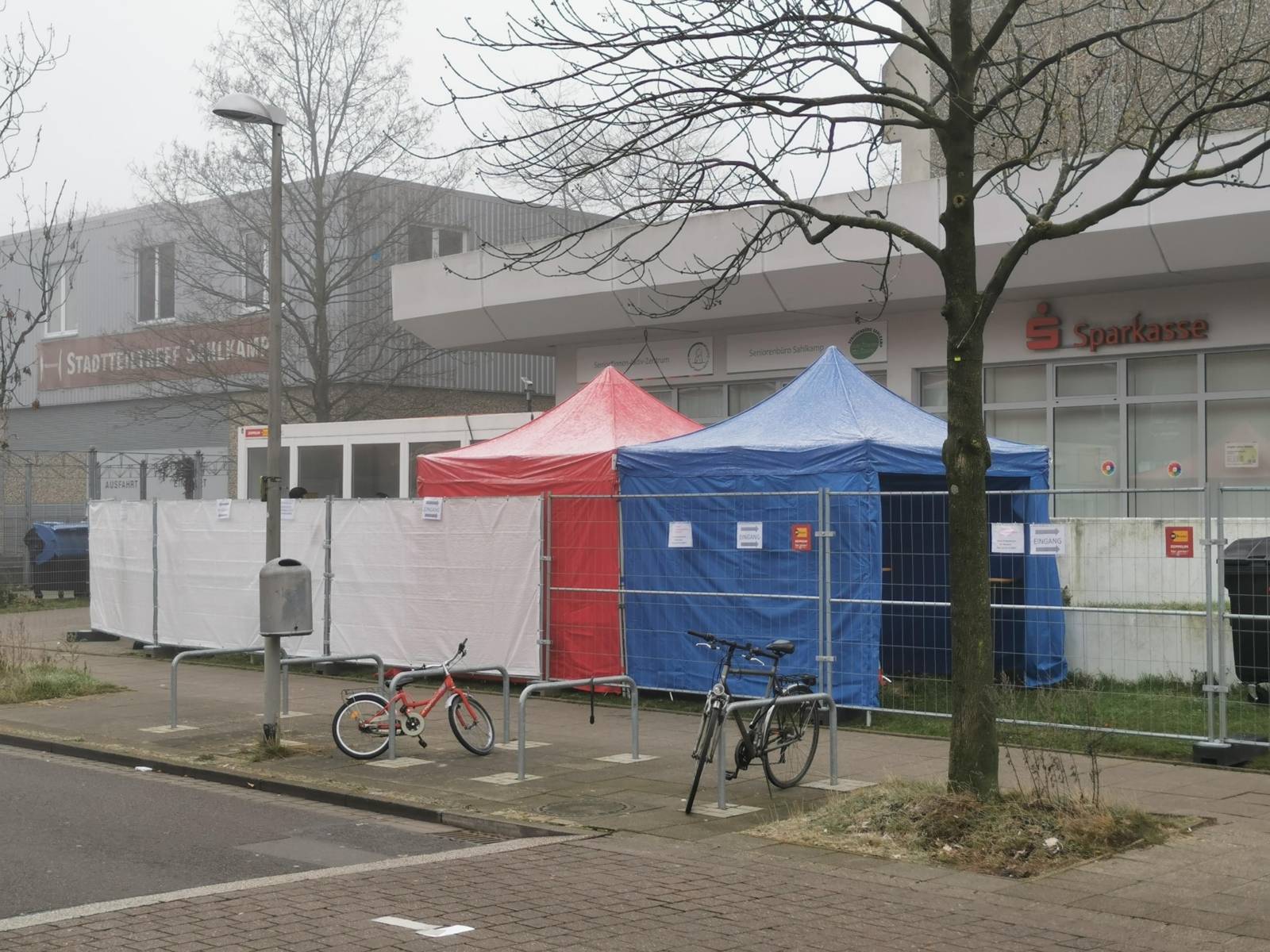 Ein blaues und ein rotes Testzelt stehen vor dem Eingang des Stadtteilstreffs im Sahlkamp.